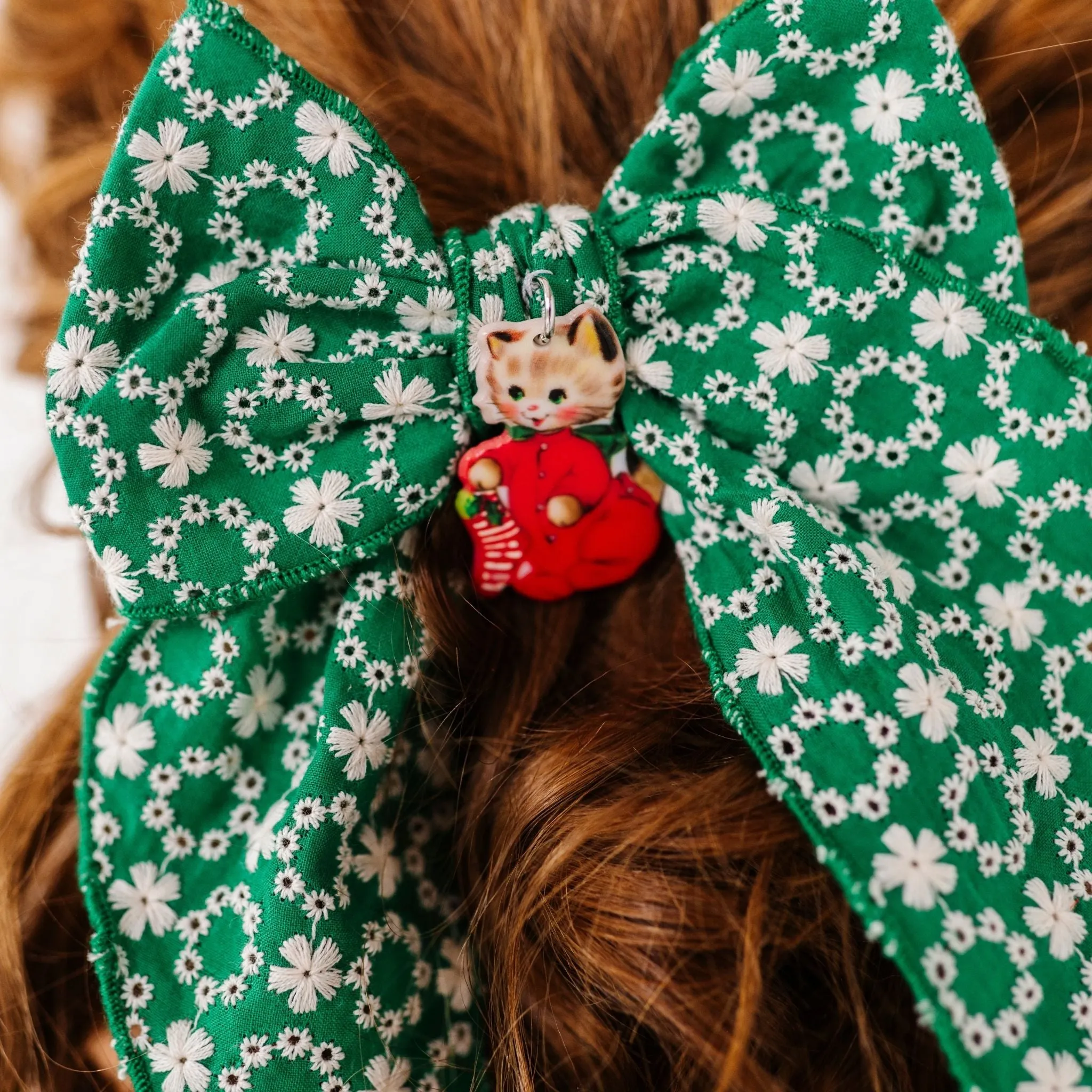 POINTED BIG BELLE CLIP: green eyelet wreath